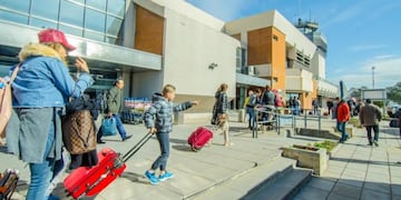 Turistas arriban al aeropuerto \