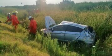 Espectacular vuelco sobre la Ruta 26 en cercanías de Buchardo\u002E (Policía de Córdoba)