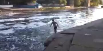 El hombre se tiró al río en un sector muy bajo del río\u002E