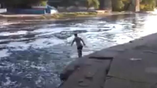 El hombre se tiró al río en un sector muy bajo del río\u002E
