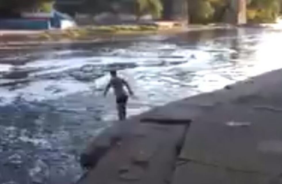 Video: se tiró al río Cosquín alcoholizado y se "partió" la cabeza