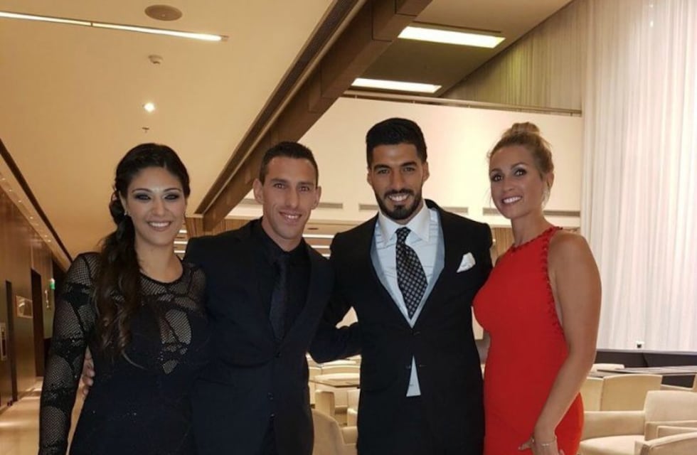 Maxi Rodríguez y Luis Suárez siguen sumando para el álbum de fotos del casamiento de Messi