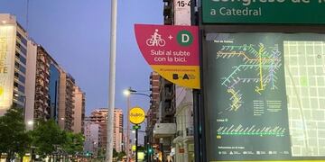 -FOTODELDIA- AME2463\u002E BUENOS AIRES (ARGENTINA), 14/04/2020\u002E- Dos personas con tapabocas son vistas en un vagón del subterraneo en la ciudad de Buenos Aires (Argentina), hoy martes luego de que el gobierno anunciara el uso obligatorio de tapabocas a partir del 15 de abril\u002E EFE/Juan Ignacio Roncoroni