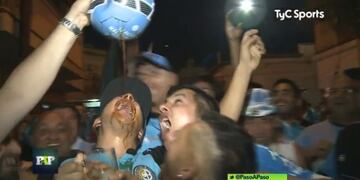 Willy Magia lo hizo de nuevo y le sacó fernet a una pelota de fútbol\u002E