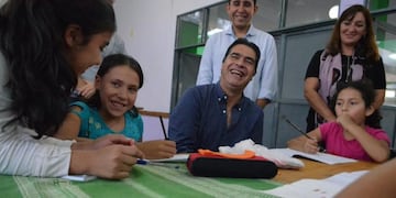 Jorge Capitanich presente durante el anuncio del apoyo escolar planeado para las escuelas locales (redacción Vía Resistencia)\u002E