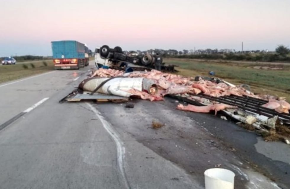 Bell Ville: volcó un camión frigorífico con carne y perdió toda la carga