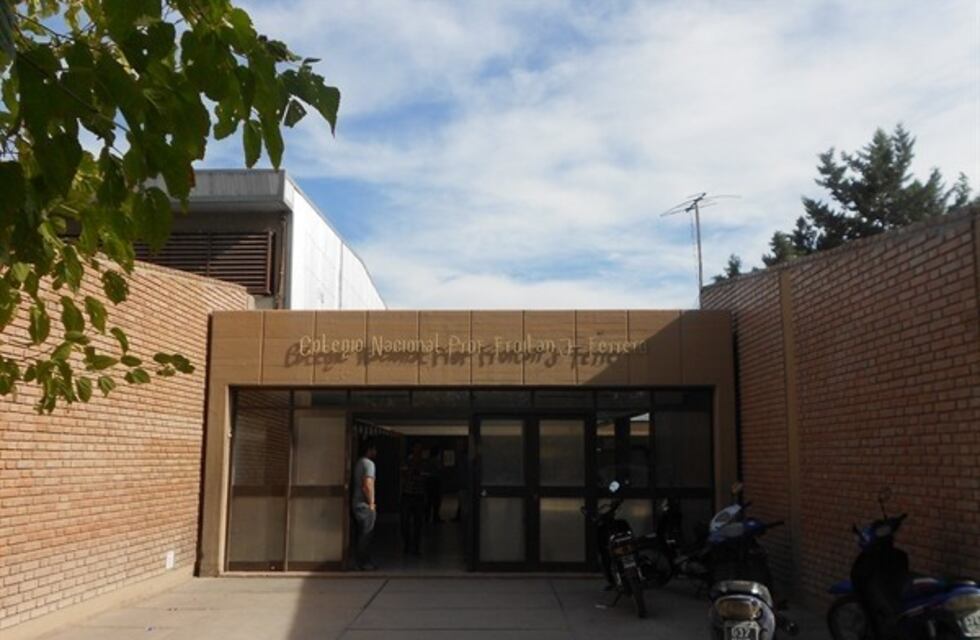 En escuela de San Juan sorprenden a dos alumnos teniendo sexo en el patio