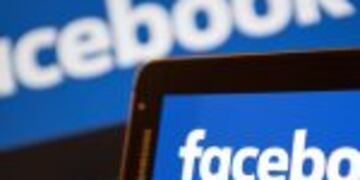 Facebook logos are pictured on the screens of a smartphone (R), and a laptop computer, in central London on November 21, 2016.rnFacebook on Monday became the latest US tech giant to announce new investment in Britain with hundreds of extra jobs but hinted its success depended on skilled migration after Britain leaves the European Union. The premier social network underlined London's status as a global technology hub at a British company bosses' summit where Prime Minister Theresa May sought to allay business concerns about Brexit. / AFP PHOTO / Justin TALLIS Facebook y la circulacion de las falsas noticias internet redes sociales