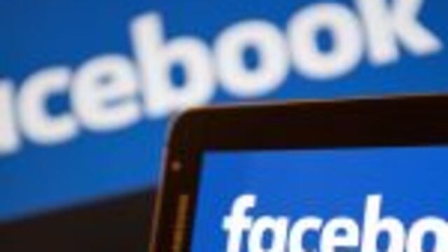 Facebook logos are pictured on the screens of a smartphone (R), and a laptop computer, in central London on November 21, 2016.rnFacebook on Monday became the latest US tech giant to announce new investment in Britain with hundreds of extra jobs but hinted its success depended on skilled migration after Britain leaves the European Union. The premier social network underlined London's status as a global technology hub at a British company bosses' summit where Prime Minister Theresa May sought to allay business concerns about Brexit. / AFP PHOTO / Justin TALLIS Facebook y la circulacion de las falsas noticias internet redes sociales