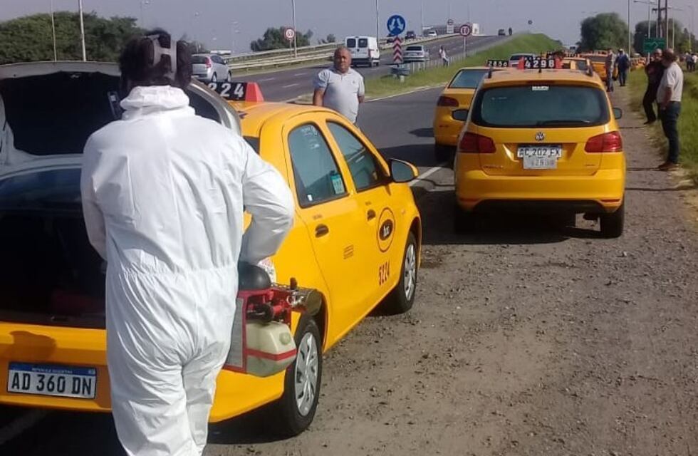 Pidieron reforzar prevención y taxistas fumigaron sus autos en el aeropuerto de Córdoba