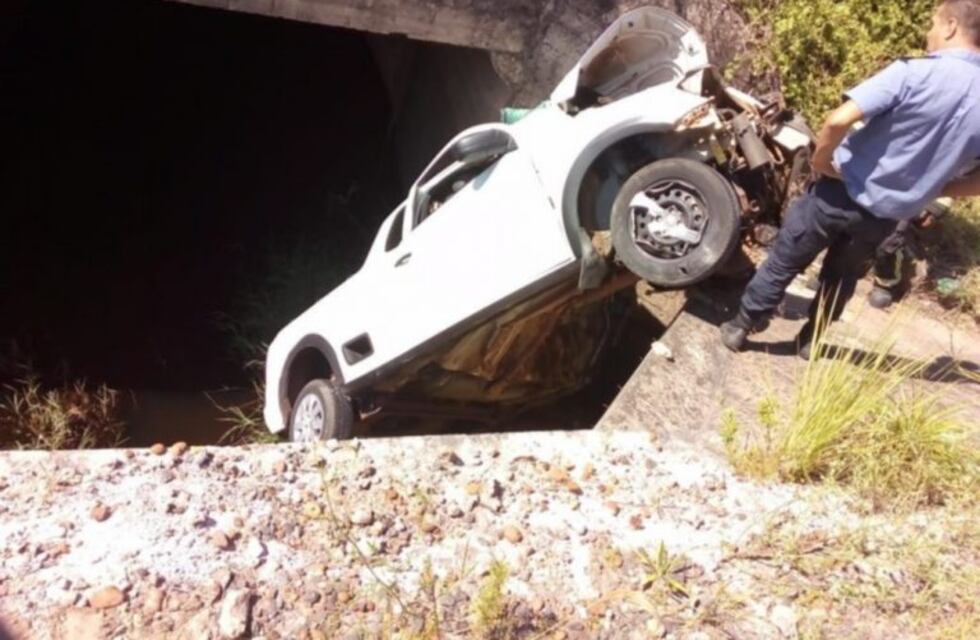 Pasó 18 horas atrapado en su camioneta luego de un siniestro vial