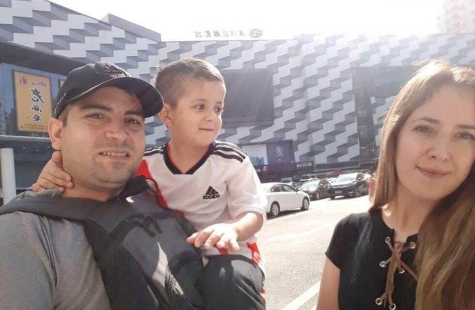 Mateo llegó a China y será operado para que recupere la visión