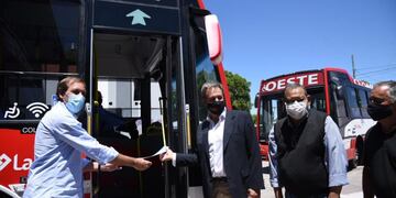 Garro presentó nuevos colectivos de última tecnología para la ciudad (Municipalidad de La Plata)