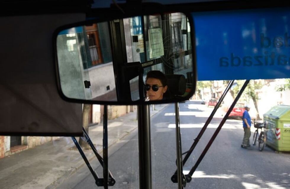 Comienza a manejar la primera colectivera rosarina: "Ahora se vienen las chicas"