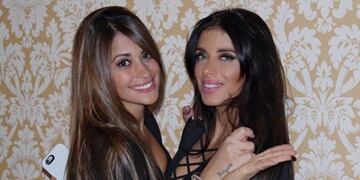 ¡Dos diosas! Antonela posó en bikini junto a la mujer de Cesc Fabregas