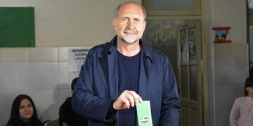 Perotti sufragó y pidió que todos los santafesinos lo hagan (Prensa Perotti)