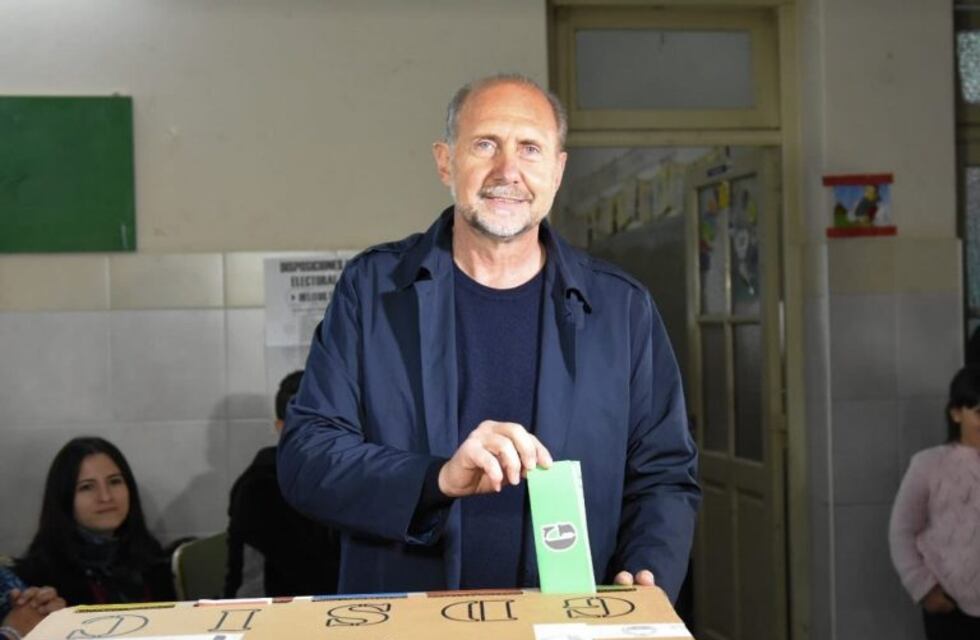 Perotti sufragó y pidió que todos los santafesinos lo hagan