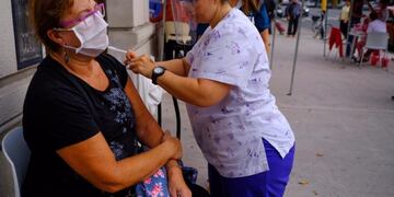 Confirmaron que la vacunación antigripal para adultos mayores continuará el lunes (Foto: Prensa MGP)