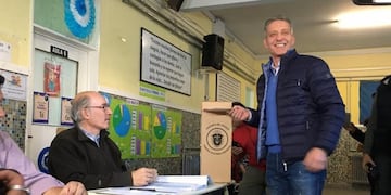 También Arcioni en busca de la reelección sufragó en la ciudad petrolera\u002E