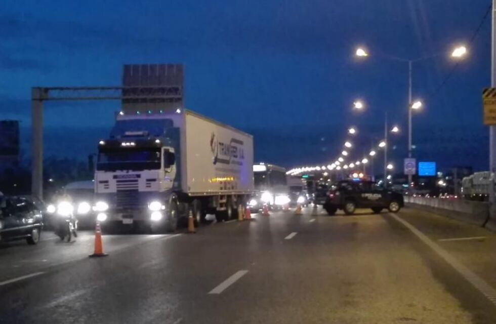 Un joven que volvía de trabajar resultó herido luego de chocar con un camión en Circunvalación