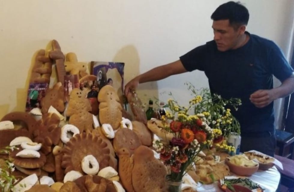 Con oración y ofrendas, familias jujeñas rinden culto a sus difuntos