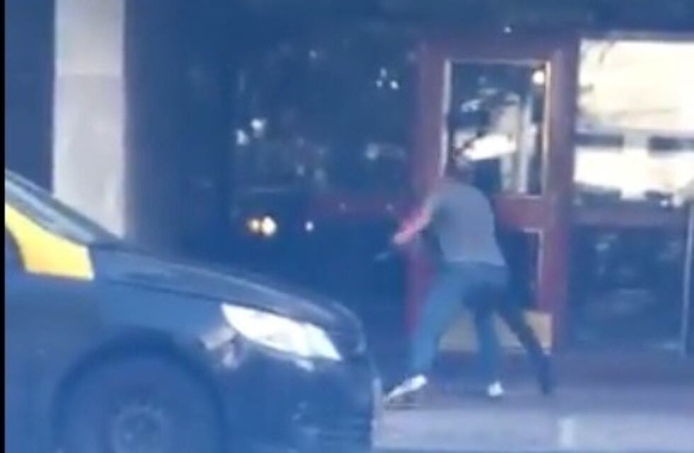 Registraron en video una violenta pelea frente a la parada de taxis de la Plaza Pringles
