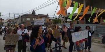 Manifestación en Claromecó en apoyo al reclamo mendocino por el agua (foto/facebook/RCC)