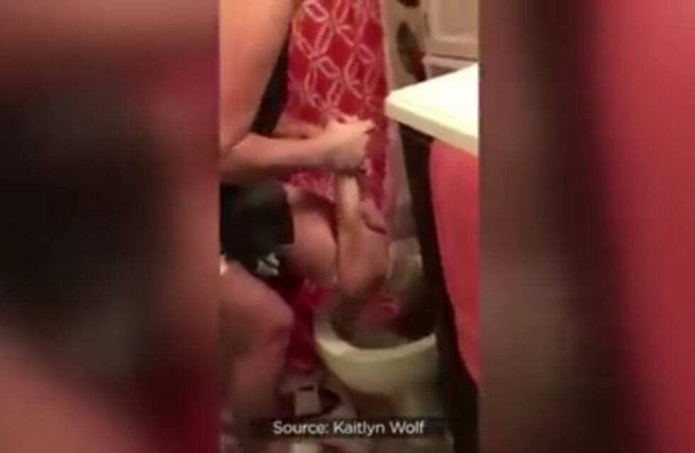 Metió la cabeza de su hijo al inodoro y dijo que fue una broma