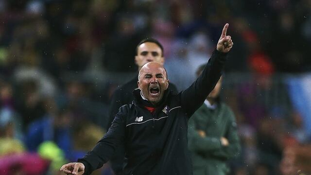 GRA585. BARCELONA, 05/04/2017.- El entrenador del Sevilla Jorge Sampaoli da instrucciones durante el partido de la trigu00e9sima jornada de Liga en Primera Divisiu00f3n que FC Barcelona y Sevilla FC juegan esta noche en el Camp Nou, en Barcelona. EFE/Alejandro Ga