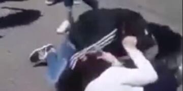 Tremenda pelea de dos chicas a la salida de la escuela en Mendoza