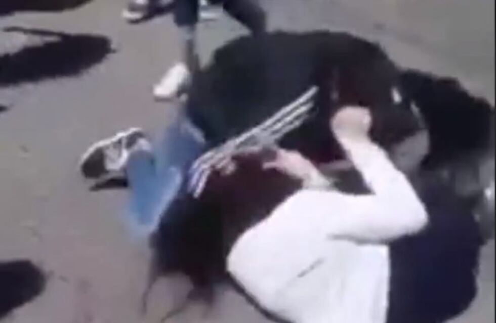 Tremenda pelea de dos chicas a la salida de la escuela en Mendoza