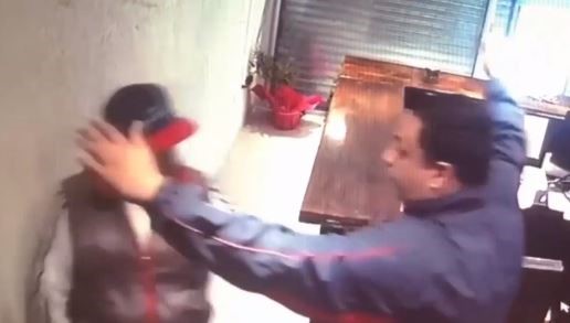 Intentó asaltar una casa de comidas con un arma vacía y le dieron una paliza