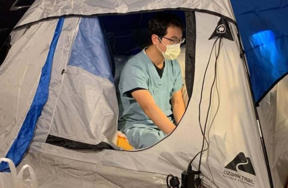 Un médico se "mudó" a una carpa en el garage de su casa para evitar contagiar a su familia