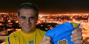 Beso a la camiseta, con la escenografía de Telenoche de fondo\u002E