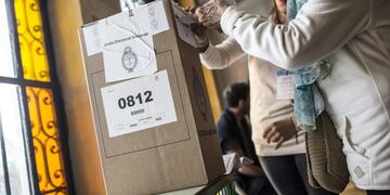 A voter casts a ballot at a polling station in Buenos Aires, Argentina, on Sunday, Oct\u002E 22, 2017\u002E Argentines will have the opportunity to send a message of support for President Mauricio Macri's reform agenda as they vote in mid-term elections today after months of intense campaigning\u002E Photographer: Sarah Pabst/Bloomberg ciudad de buenos aires elecciones legislativas 2017 dia de votacion votos sufragios mesas