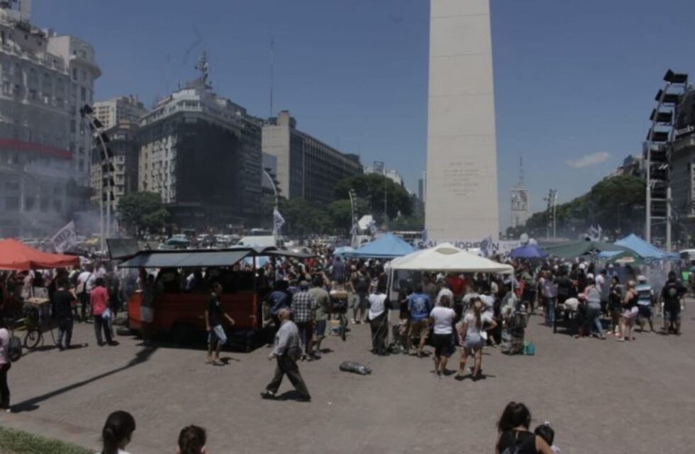 Realizaron un "parrillazo" en el Obelisco para protestar contra la prohibición del "chori en la cancha"