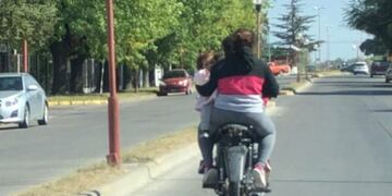 Video indignante: dos mujeres en moto, sin casco y con una menor desprotegida