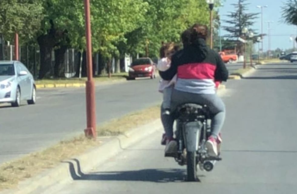 Video indignante: dos mujeres en moto, sin casco y con una menor desprotegida