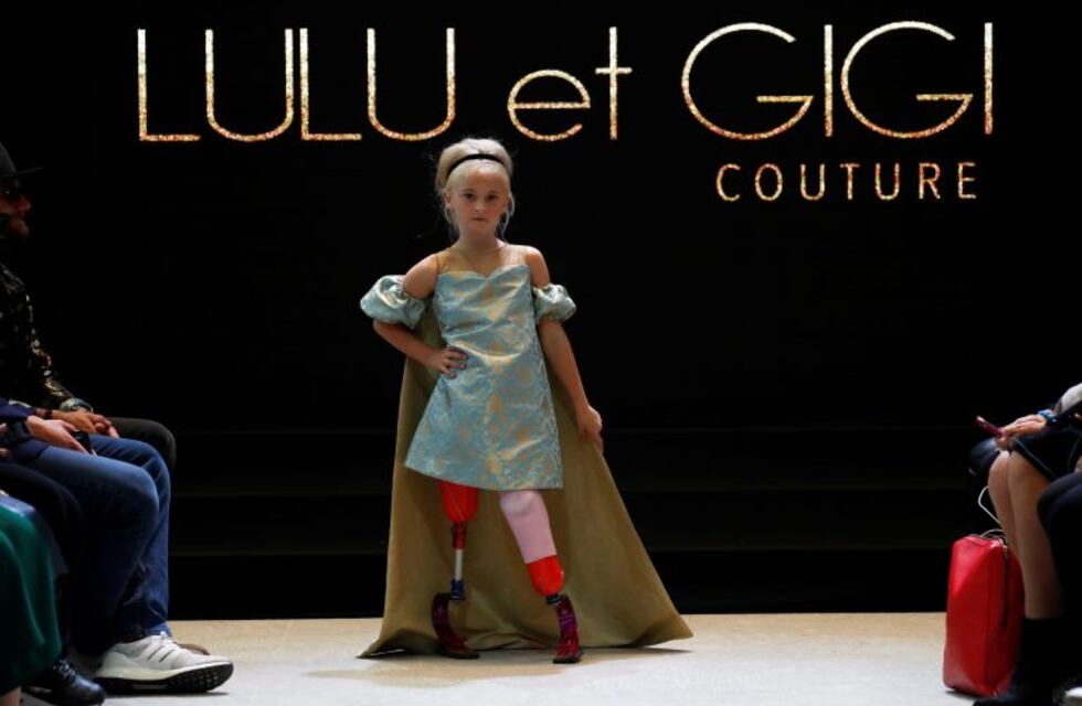 Una niña con las dos piernas amputadas desfiló en una pasarela en París