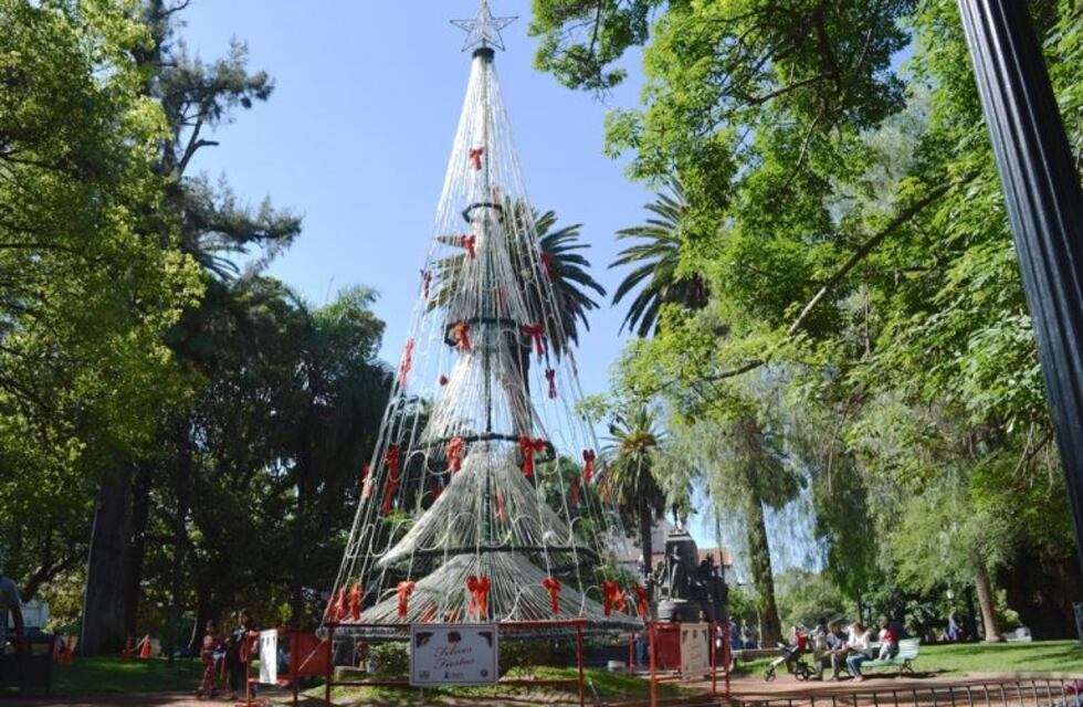 Encendieron el arbolito de Navidad de la plaza 9 de Julio