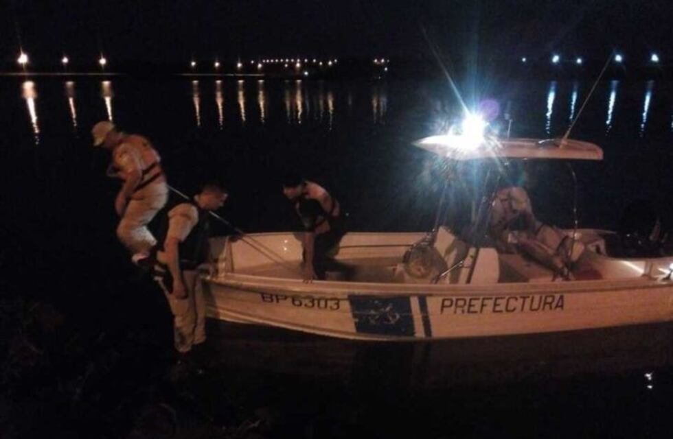 Navegaba en el Arroyo Mártires, volcó en su embarcación y ahora lo buscan