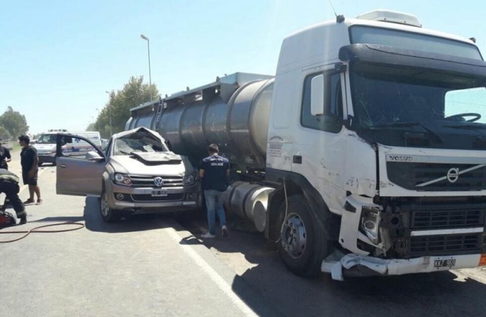 Dos heridos al colisionar un auto contra un camión en ruta A005