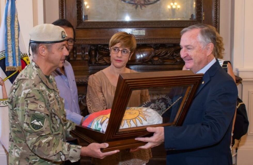 Entregaron la Bandera Nacional de la Libertad Civil y viajará de Jujuy a la Antártida