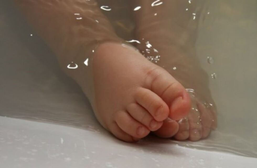 Una beba de un año y medio se cayó a una cámara de agua no señalizada y murió