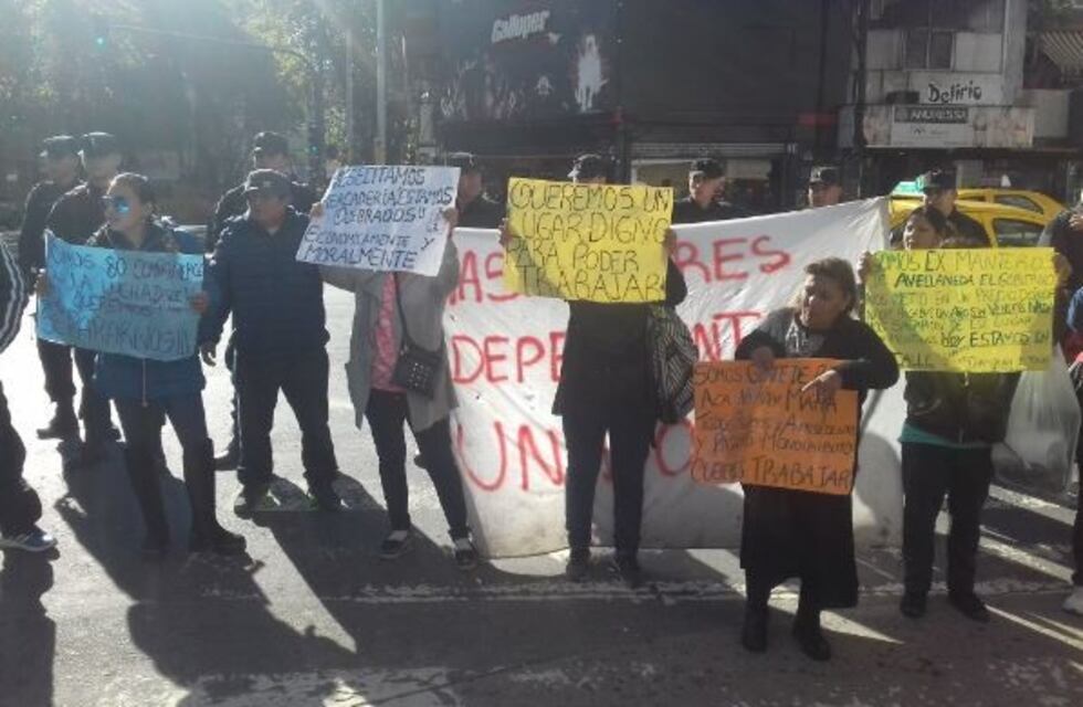 Segundo día de protesta de manteros en calle Avellaneda