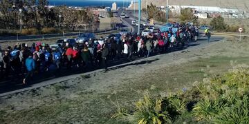Unas 400 trabajadores formaron parte de la marcha\u002E Foto Eliana Gómez