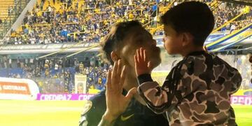 Mauro Zárate y su hijo alentaron a Boca desde el palco (Foto: Instagram)