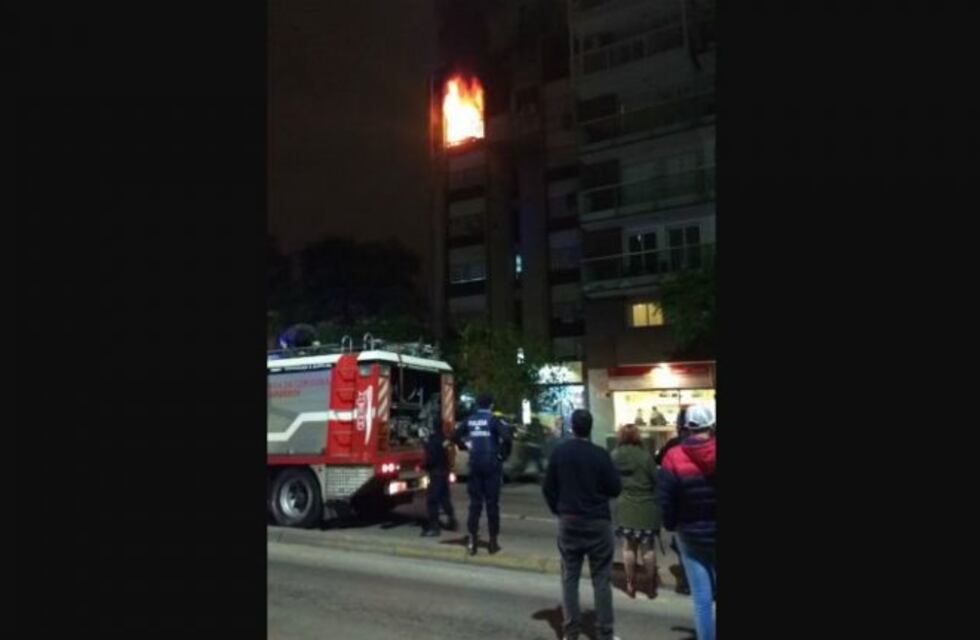 Un voraz incendio dejó tres jóvenes heridos en el Centro de Córdoba
