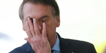 Brazil's President Jair Bolsonaro reacts while meeting supporters as he leaves Alvorada Palace, amid the coronavirus disease (COVID-19) outbreak, in Brasilia, Brazil, April 9, 2020\u002E REUTERS/Adriano Machado