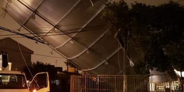 La tormenta generó la voladura del tinglado de una panadería de barrio Los Gigantes